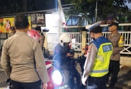 Batasi Ruang Gerak Pelaku Kejahatan, Polsek Karangpilang Bersama Gabungan Polsek Rayon 6 Lakukan Razia Kejahatan Malam