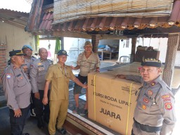 Kapolsek Mengwi Menyerahkan Bantuan Kursi Roda