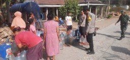 Polisi Kembali Salurkan 10 Ribu Liter Air Bersih Untuk Warga Rejotangan Tulungagung