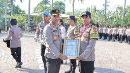 Kapolres Nganjuk Beri Penghargaan 3 Anggota Polsek yang Sigap Membantu Ungkap Kasus