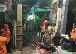 Tiga Rumah di Lalap Jago Merah di Jalan Kupang Krajan