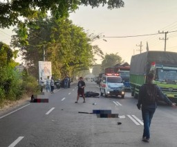 Warga Simogirang Tewas Usai Menabrak Dump Truk di Jalan Raya Desa Prambon Sidoarjo