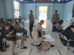 Bhabinkamtibmas Polsek Jambangan Dampingi Warganya dalam Kepengurusan Program SIM Cak Bhabin