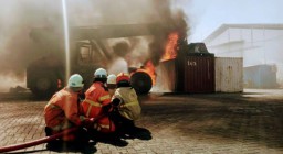 Diduga Akibat Konsleting Listrik Alat Berat dan Kontainer Terbakar