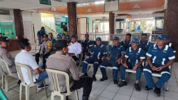 Kapolsek Gilimanuk Adakan Program Jumat Curhat Bersama Cleaning Service Pelabuhan