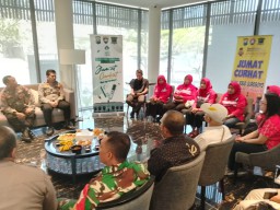 Polrestabes Surabaya Perkuat Harmoni Jelang Pilkada 2024 Lewat "Jum'at Curhat" dan Bantuan Sosial