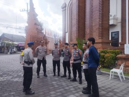 Pengamanan Kantor KPU dan Bawaslu Badung Jelang Pengundian Nomor Urut Paslon Pilkada 2024
