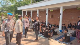 Tim Gabungan Polsek Denpasar Utara dan Satpol PP Tertibkan Puluhan Suporter Bola di Lapangan Lumintang