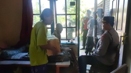 Kapolsek Gilimanuk Bagikan Bantuan Tali Kasih Kepada Lansia Patah Tulang Kaki dan Tangan di Penginuman