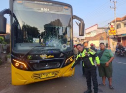 Hendak Menyalip Mobil Didepannya Bus Trans Jatim Tabrak Pengendara Motor