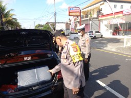 Antisipasi Gangguan Kamtibmas Polsek Mengwi Periksa Kendaraan Roda Empat