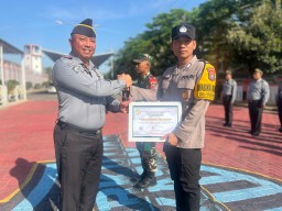 Lapas Narkotika Kelas IIA Pamekasan Kanwil Kemenkumham Jatim Menberikan Piagam Penghargaan kepada Instansi Eksternal atas Kerjasama dalam Pembinaan Warga Binaan