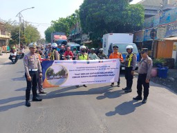 Sambut Hari Lalu Lintas Bhayangkara ke-69, Satlantas Polres Pelabuhan Tanjung Perak dan PT KAI Daop 8 Gencar Sosialisasi Keselamatan di Perlintasan Sebidang