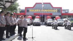 Serentak, Polres Ponorogo Droping Air Bersih dan Beri Bantuan Tandon di 18 Wilayah