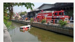 Mobil Angkot Wira Wiri Surabaya Terjun ke Sungai Gunung Anyar