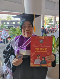 Siti Aminah Banjir Ucapan Dari Putra Putrinya Setelah Lulus Lansia Tangguh dan Diwisuda Oleh Wali Kota 