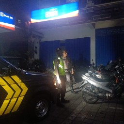 Samapta Polsek Abiansemal Giatkan Blue Light Patrol, Sambangi Obvit Bank BRI
