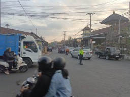Personil Polsek Abiansemal Laksanakan PH Sore, Ciptakan Kamseltibcar Lantas