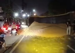 Diduga Mengantuk, Truck Tronton Terguling Dan Tabrak Pengendara Motor Hingga Tewas