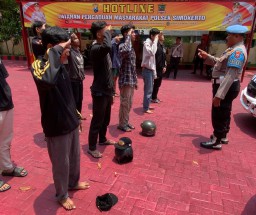 Tawuran Gagal, 10 Remaja Surabaya Dihukum Polsek Simokerto Dengan Baris Berbaris Bersihkan Taman dan Sanksi Sosial