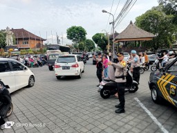 Urai Kemacetan Kapolsek Mengwi Lakukan Pengaturan di Simpang Taman Ayun