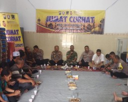 Polrestabes Surabaya Gelar Jum'at Curhat, Bagikan Bansos dan Sarana Kontak Jelang Pilkada 2024