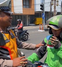 Patuhi Lalu Lintas, Unit Lantas Polsek Simokerto Memberikan Imbauan Kepada Pengendara Sambil Merokok