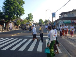Melayani Sesama Kapolsek Mengwi Bantu Sebrangkan Warga