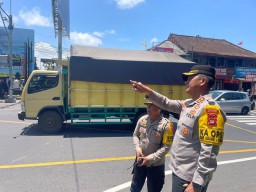 Pantau Pengalihan Arus Lalu Lintas, Kapolres Badung AKBP Teguh Dukung Kelancaran Upacara Adat