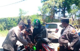 Demi Batasi Ruang Gerak Pelaku Kejahatan, Polsek Karangpilang Periksa Pengendara yang Dicurigai Saat Lakukan Patroli