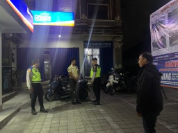 Jalin Dialogis Dengan Satpam Bank, Patroli Biru Polsek Abiansemal Beri Pesan Kamtibmas