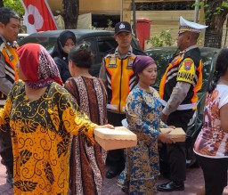 “Jumat Curhat” Polsek Simokerto Berbagi 200 Nasi Kotak Kepada Masyarakat Sekitar