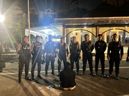 Unit Raimas Polres Pelabuhan Tanjung Perak Amankan Remaja Bawa Celurit di Jalan Tambak Wedi