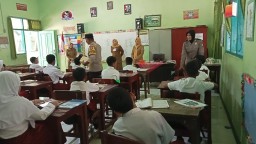 Bhabinkamtibmas Gelar Patroli Police Backbone di SDN 2 Ploso Dukung Pendekatan Humanis Polri di Sekolah