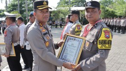 Kapolres Nganjuk Pimpin Upacara Kenaikan Pangkat Pengabdian Periode 1 Oktober 2024 dan Pemberian Piagam Penghargaan Anggota Berprestasi