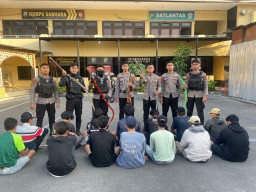 Harkamtibmas Unit Raimas Polres Pelabuhan Tanjung Perak Amankan 14 Anggota Komplotan Gangster di Tambak Wedi