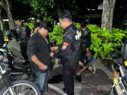 Tim Respatti Polrestabes Surabaya Amankan Tiga Remaja Bersenjata Tajam di Jalan Indrapura