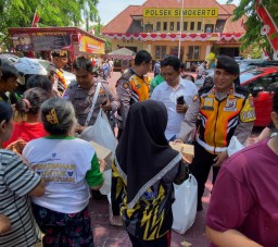 Gelar Jumat Berkah Polsek Simokerto Bagikan 200 Nasi Kotak di Halaman Mapolsek