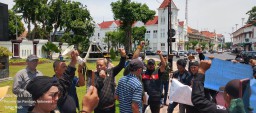 Diduga Tebang Pilih Kasi Humas Polrestabes Surabaya Dalam Memberikan Informasi, Vanguard Jurnalis Bersatu Gelar Aksi Unjuk Rasa