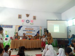 Personel Polsek Nganjuk Kota Sosialisasi Stop Bullying di SDN 1 Kartoharjo atas Inisiasi Kapolres Nganjuk