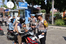 Aksi Humanis Polres Magetan di Operasi Zebra Semeru 2024, Berbagi Coklat Hingga Bunga untuk Pengendara