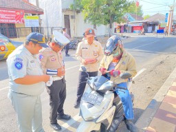 Tim Operasi Zebra Semeru 2024 Polres Nganjuk Lakukan Patroli dan Pantauan Wilayah Rawan Laka