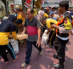 Aksi Sosial Berikan Makan Gratis Sebanyak 200 Nasi Kotak Kembali Dilakukan Polsek Simokerto