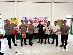 Dalam Rangka Nusantara Cooling System (NCS) Polrestabes Surabaya Laksanakan Jum'at Curhat dan Bagikan Puluhan Bansos