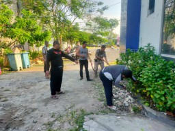 Personel Satpas Colombo Surabaya, Melaksanakan Kegiatan Bersih-Bersih Lingkungan Kantor Demi Keindahan dan Kenyamanan Pemohon SIM