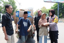 Jelang Hari Humas Polri ke 73, Humas Polres Bangkalan Berbagi dalam Jum'at Berkah