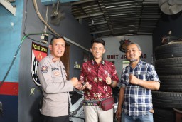 Senyum Bahagia Pemilik Motor Setelah Motor yang Digelapkan Pelaku Dikembalikan Satreskrim Polres Pelabuhan Tanjung Perak