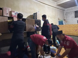 Tingkatkan Keamanan dan Ketertiban, Lapas Narkotika Kelas IIA Pamekasan Kanwil Kementerian Imigrasi dan Pemasyarakatan Gelar Penggeledahan Kamar Hunian