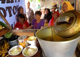 "Jumat Berkah" kapolsek Simokerto Berbagi Soto Ayam 100 porsi Kepada Masyarakat Sekitar