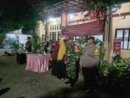 Polsek Sukomanunggal Lakukan Pengamanan Pelantikan Petugas KPPS di Kelurahan Simo Mulyo Baru